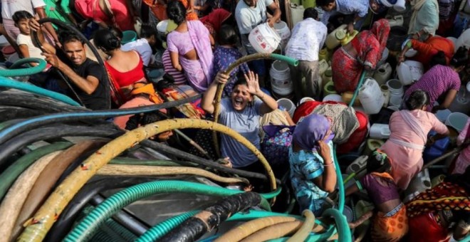 Residentes llenan recipientes de agua potable de una cisterna municipal en Nueva Delhi, el 1 de julio de 2019. REUTERS/Anushree Fadnavis