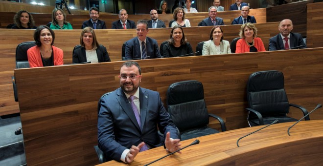 5/07/2019.- El socialista Adrián Barbón (PSOE), elegido presidente del Principado de Asturias cincuenta días después de haberse celebrado las elecciones autonómica. / EFE - ALBERTO MORANTE