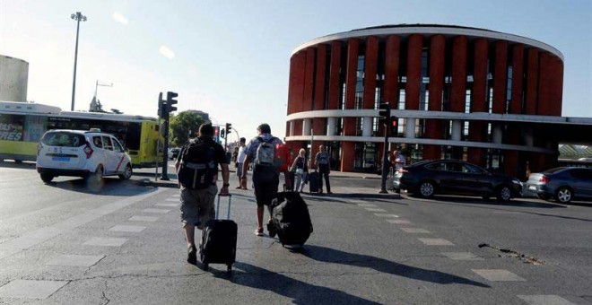 Viajeros llegando a la estación de Atocha de Madrid. (ZIPI | EFE)