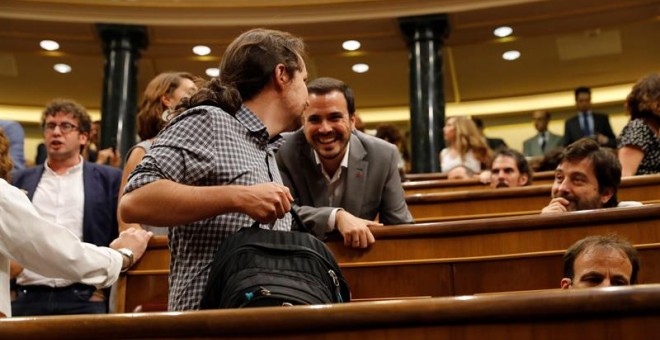 22/07/2019.- El líder de Unidas Podemos, Pablo Iglesias, saluda a Albero Garzón, coordinador general de IU, a su llegada este lunes al Congreso para la celebración de la primera jornada del debate de investidura que afronta el líder socialista Pedro Sánch