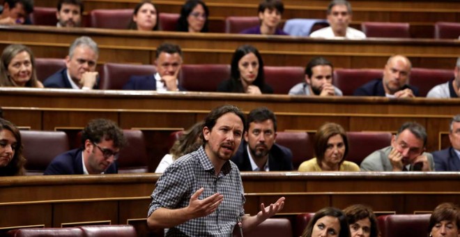 Pablo Iglesias se dirige desde su escaño a Pedro Sánchez. (KIKO HUESCA | EFE)