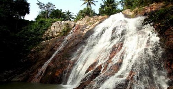 Vista de la cascada Na Meung, en la isla de Ko Samui, cercana a la de Na Meung 2, en la que se produjo el accidente de un turista español. EPA/TOLGA BOZOGLU