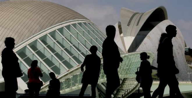 Un grupo de turistas recorre la Ciudad de las Artes y las Ciencias de Valencia. EFE/Archivo