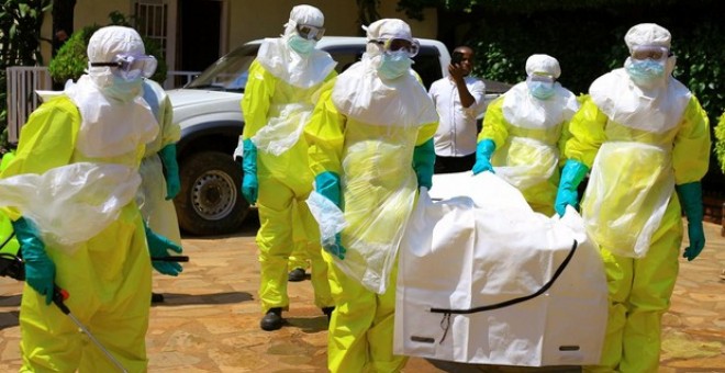El servicio de salud de RDC con trajes de protección en un simulacro de actuación contra el ébola - Reuters