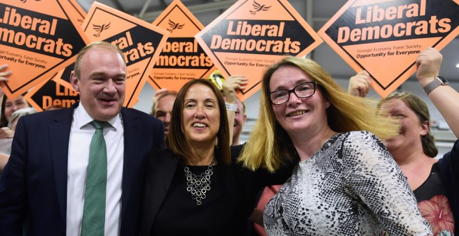 La candidata del Partido Liberal Demócrata, Jane Dodds (en el centro), tras ganar las elecciones parciales en Gales. REUTERS / Rebecca Naden