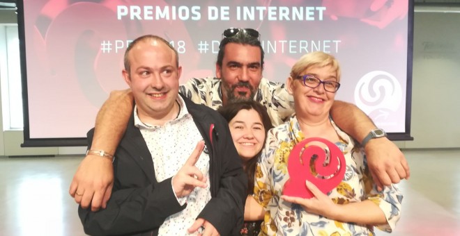 Enrique y Lumi, caras visibles del canal, junto a Diego Ortega, director del programa, en los Premios de Internet. / PDI Ciencia