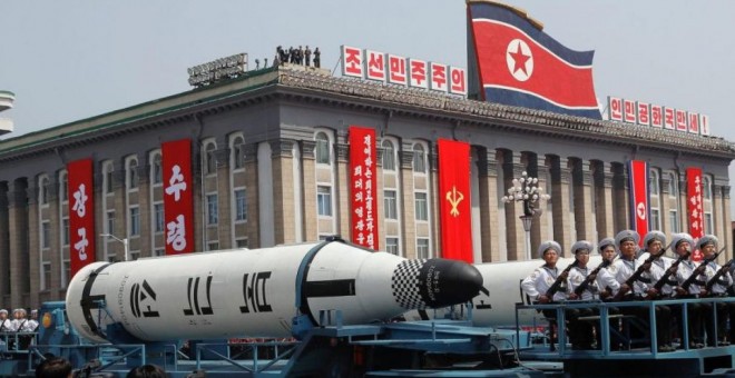 Vehículos militares portan misiles durante un desfile militar que marca el 105º aniversario del nacimiento del fundador de Corea del Norte, Kim Il-Sung, en Pyongyang. Reuters