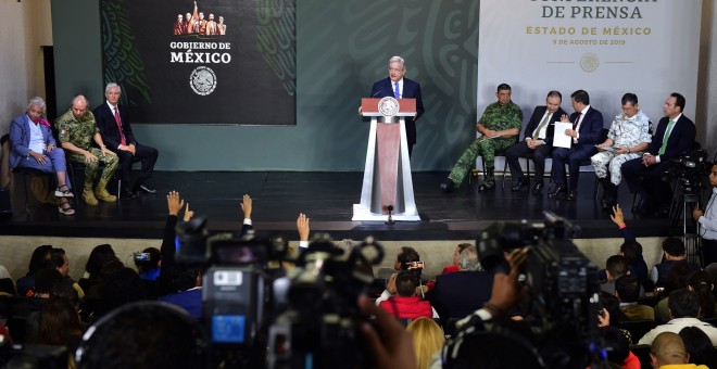 05/08/2019.- El presidente de México, Andrés Manuel López Obrador, habla durante su rueda de prensa matutina, en la ciudad de Valle de Bravo, en el Estado de México (México).