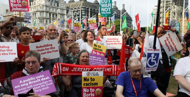 Manifestantes en la marcha convocada por el Partido Laborista el pasado julio para reclamar un adelanto de las elecciones. REUTERS/Simon Dawson