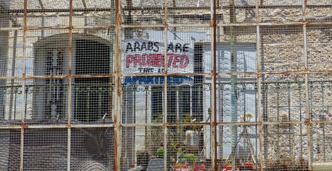 'Los árabes están prohibidos, esto es el apatheid', cartel en un balcón de la calle Shuhada - Leire Regadas - Julio 2019