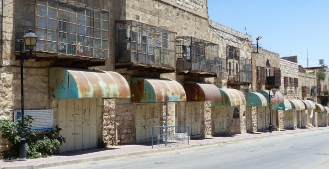 Comercios clausurados y viviendas palestinas protegidas con rejas en el centro de Al-Khalil - Leire Regadas -  Julio 2019