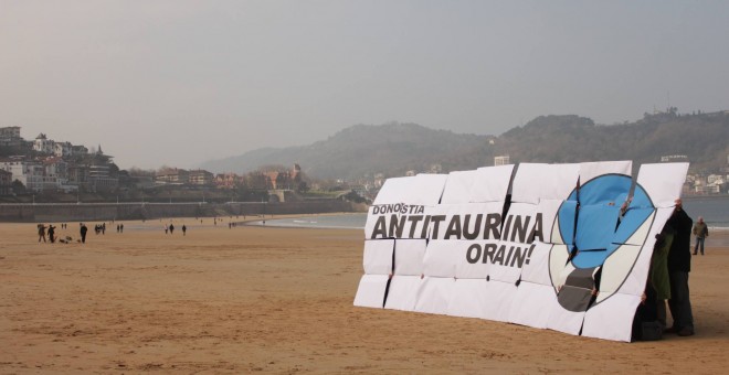 Imagen de archivo de una protesta realizada contra los toros en San Sebastián. DONOSTIA ANTITAURINA ORAIN