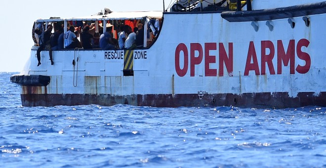 Migrantes permanecen en el barco del Open Arms. - REUTERS
