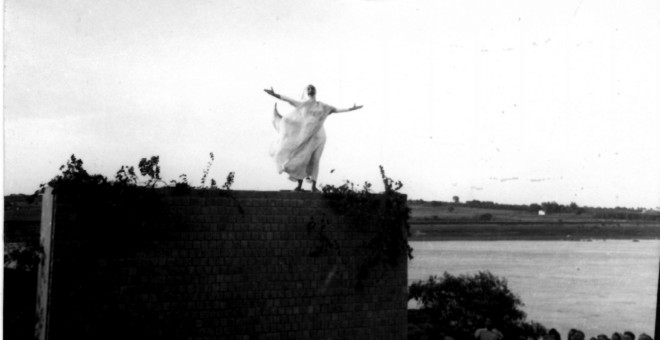 Margarita Xirgu representando un fragmento de ‘Bodas de sangre’ sobre el monumento a Lorca en la ciudad de Salto (1953).