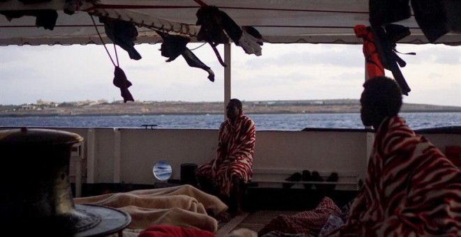 Migrantes en la cubierta del Open Arms, fondeado en Lampedusa (Italia) EFE