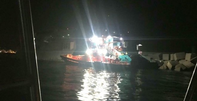 Barco de Baleària encallado en la escollera del puerto de Dénia | VICENT GRIMALT (TWITTER)