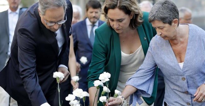 El president català, Quim Torra, l'alcaldessa de Barcelona, Ada Colau, i la delegada del Govern espanyol a Catalunya, Teresa Cunillera, durant l'acte homenatge a les víctimes dels atemptats del 17-A.