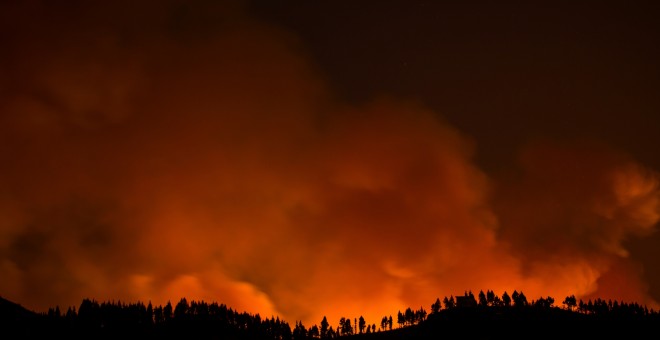 17/08/2019 - El fuego y las llamas del incendio forestal visto desde Valleseco, en Gran Canaria / REUTERS - Borja Suárez