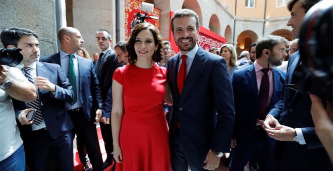 Isabel Díaz Ayuso, posa junto al presidente del PP, Pablo Casado tras tomar posesión de su cargo como presidenta de la Comunidad de Madrid. EFE/Juan Carlos Hidalgo