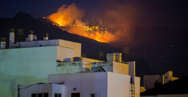 Las llamas y el humo se extienden por los montes cercanos a la localidad de Agaete.- REUTERS BORJA SUAREZ