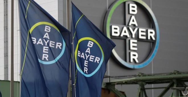 Banderolas con el logo de la química alemana Bayer, en el exterior de una de sus plantas, en la localidad de Wuppertal. REUTERS / Wolfgang Rattay