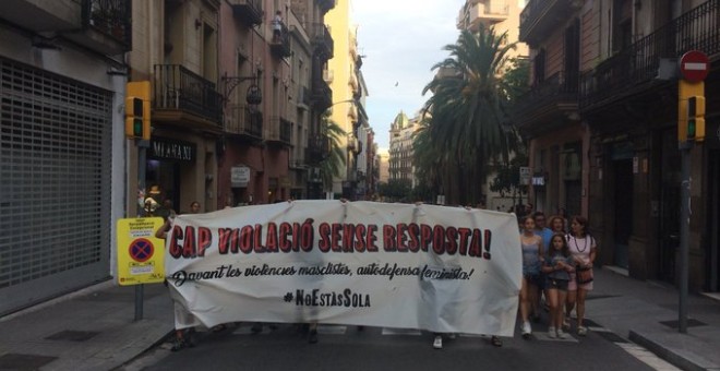 Capçalera de la manifestació al barri de Gràcia contra en rebuig a dues violacions aquest cap de setmana. @feministes_vdg
