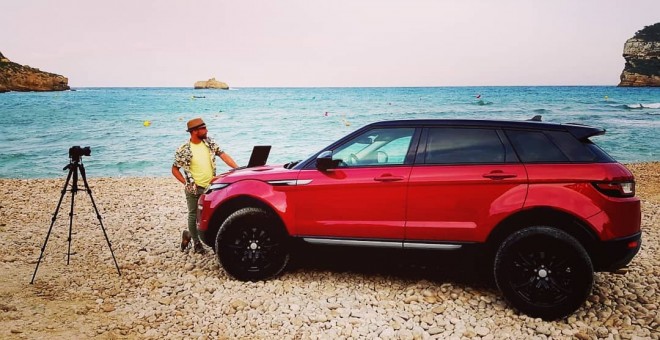 Un 'instagramer' de Alicante colgó esta imagen de una fotografía con un todoterreno en medio de la playa.