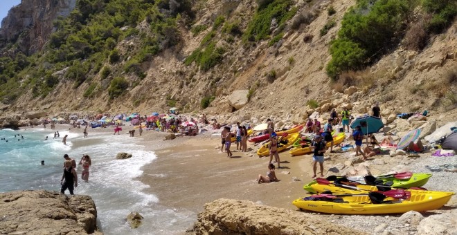 La peligrosa y clausurada cala de Ambolo, en Xàbia, llena de turistas y bañistas.