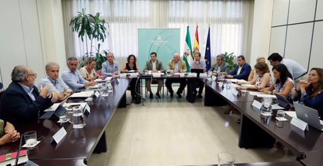 El presidente de la Junta de Andalucía, Juanma Moreno (c), junto al consejero de Salud, Jesús Aguirre, en la consejería de Salud y Familias en Sevilla. EFE