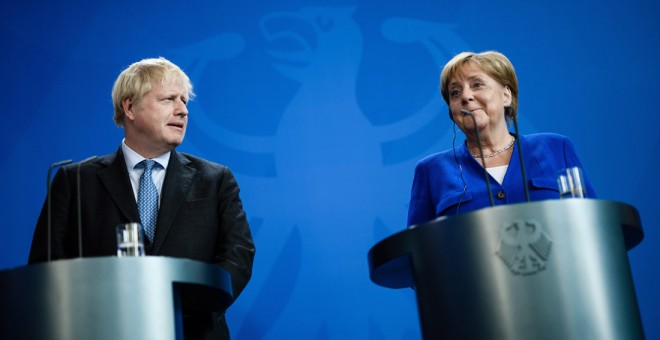El primer ministro británico, Boris Johnson, y la canciller alemana, Angela Merkel, en la rueda de prensa conjunta tras su reunión en Berlín. EFE/EPA/CLEMENS BILAN