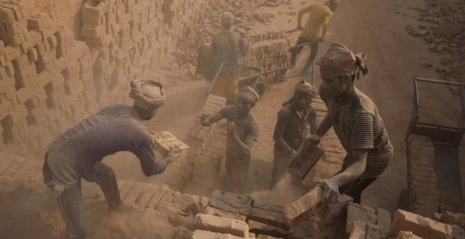 Un grupos de trabajadores en una fábrica de ladrillos de Bangladesh. -REUTERS