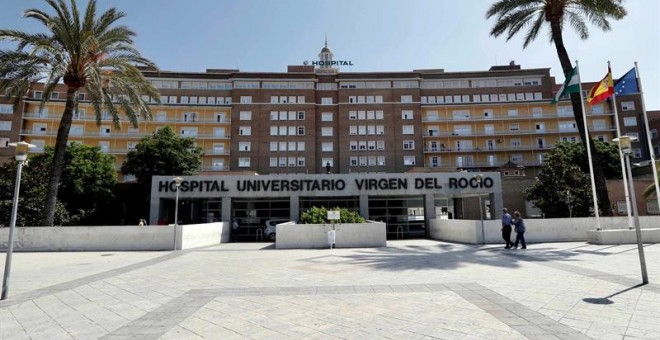 Hospital Virgen del Rocío de Sevilla donde permanecen ingresados en la UCI tres de los hospitalizados. / EFE