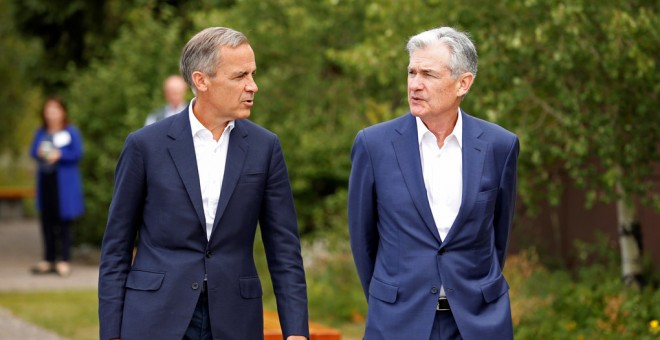 El presidente de la Reserva Federal estadounidense,  Jerome Powell (d), y el gobernador del Banco de Inglaterra , Mark Carney (i), a su llegada a la conferencia de banqueros centrales que se celebra en Jackson Hole (Wyoming, EEUU). REUTERS/Jonathan Crosby