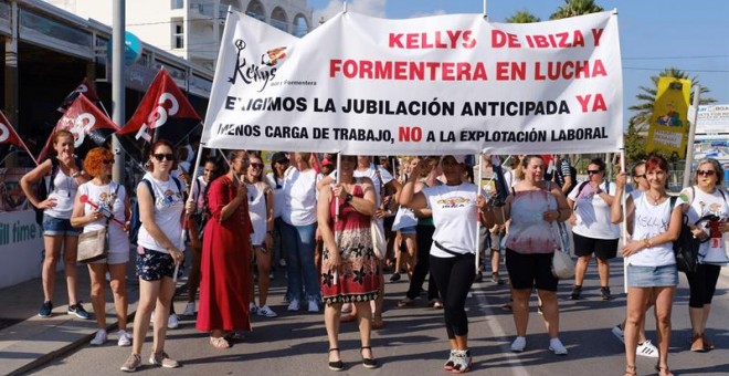 Limpiadoras y camareras de piso de hotel durante el primer día de huelga convocada por las 'kellys' de Ibiza y Formentera, para protestar por los salarios recibidos en temporadas en las que los hoteles de las islas 'hacen el agosto' y 'se llenan los bols