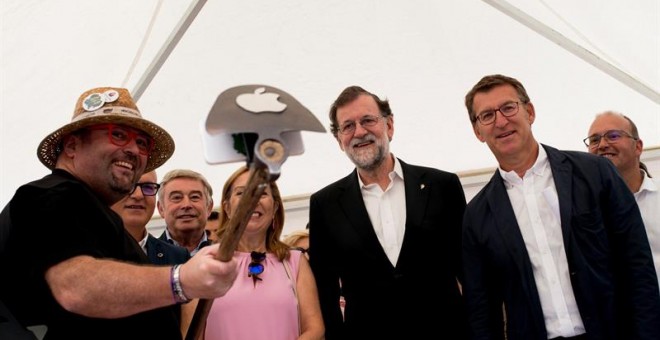 El expresidente del Gobierno Mariano Rajoy (c), el presidente de la Xunta, Alberto Núñez Feijóo (d) y el presidente de la Diputación de Ourense, Manuel Baltar (2i), entre otros, durante la edición número treinta de la romería dedicada a la vendimia, que h