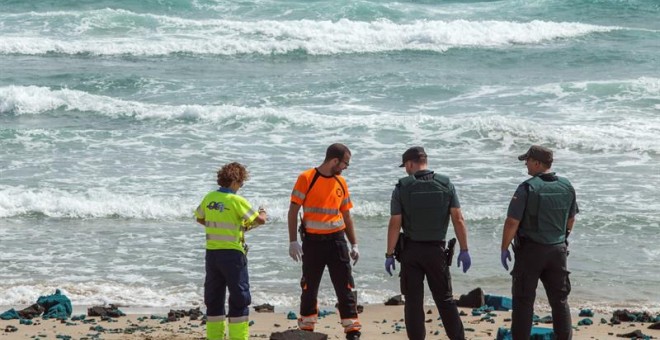 efectivos del 112 de la Región de Murcia y agentes de la Guardia Civil buscan restos del aparato en la playa que se encuentra cerrada para facilitar las labores de búsqueda. EFE/Cristóbal Osete