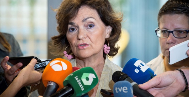 La vicepresidenta del Gobierno en funciones, Carmen Calvo, responde a las preguntas de los periodistas poco antes de la reunión junto al presidente del Gobierno en funciones, Pedro Sánchez, con colectivos LGTBI . EFE/Luca Piergiovanni