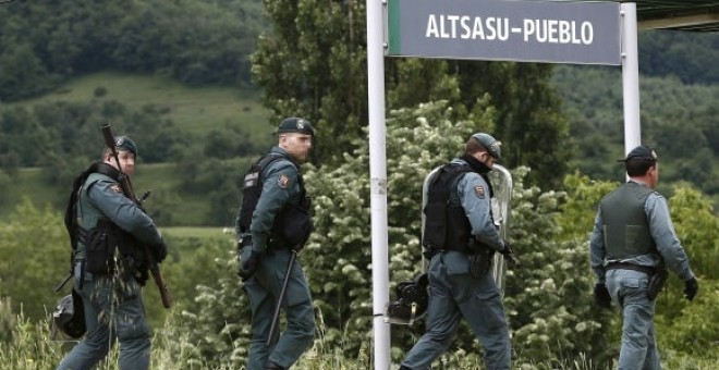 Guardias civiles pasan por la estación de trenes de Altsasu. EFE