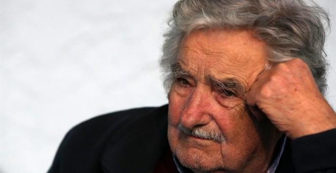 El expresidente uruguayo José Mujica habla a la prensa este jueves en Montevideo (Uruguay). EFE/ Raúl Martínez
