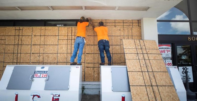 Los trabajadores cierran las ventanas en preparación para el huracán Dorian en Cocoa Beach, Florida, Estados Unidos. EFE / EPA / JIM LO SCALZO
