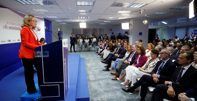 La ministra de Economía y Empresa en funciones, Nadia Calviño, durante su intervención este jueves en la primera edición de los Desayunos Efeminista, en la sede de la Agencia Efe, en Madrid, donde ha sido presentada por el presidente del Gobierno en funci