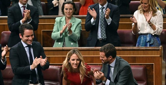 portavoz del Partido Popular en el Congreso, Cayetana Álvarez de Toledo (d), recibe el aplauso del líder popular, Pablo Casado (d) y del secretario general del partido, Teodoro García Egea (i), tras su intervención en el pleno extraordinario celebrado en