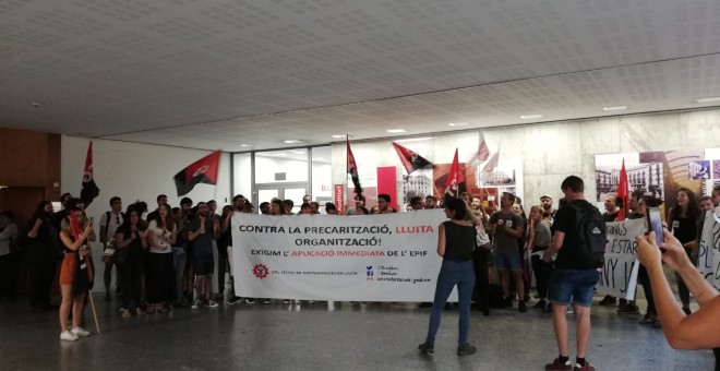 Concentració de doctorands davant la sala d'actes de la Universitat Pompeu Fabra (UPF), al Campus Ciutadella, en una visita del president català, Quim Torra. Àngel Ferrero