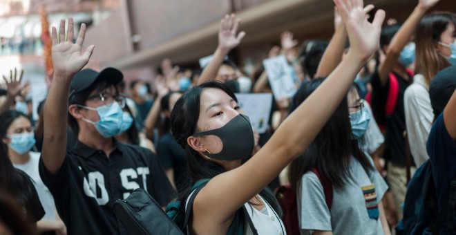 Varias docenas de estudiantes que vestían camisas negras y máscaras instaron al gobierno de Hong Kong a aceptar las cinco demandas de los activistas contra la extradición, incluida una investigación sobre la presunta brutalidad policial y el sufragio univ