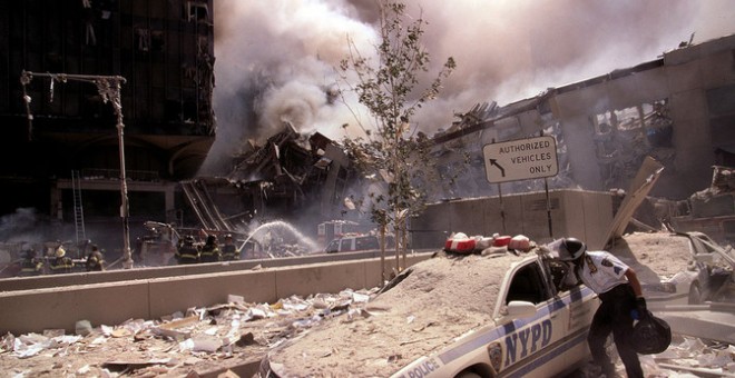 Bomberos y policías trabajan entre escombros el 11S. / Library of Congress