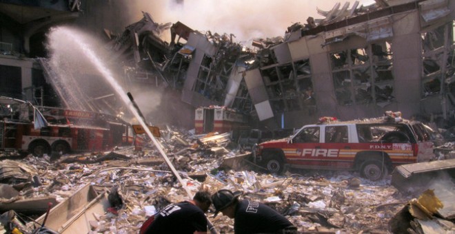Bomberos, policías y equipos de emergencias sufren ahora las consecuencias del 11S. / Library of Congress