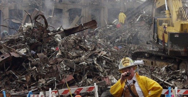 El jefe de bomberos coordina las tareas de rescate en el World Trade Center. / Michael Rieger/ FEMA News Photo