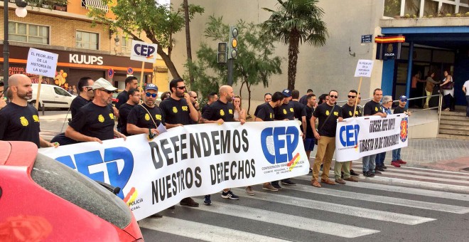Manifestación de protesta en Valencia de agentes afiliados la CEP, en julio de 2017. @cep_cepolicia