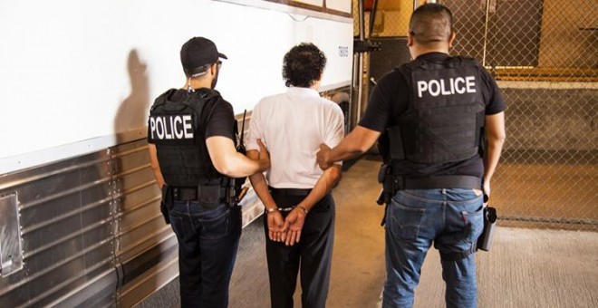 Un detenido por agentes de la  Agencia de Inmigración y Aduanas el pasado mes de abril. /ARCHIVO ICE