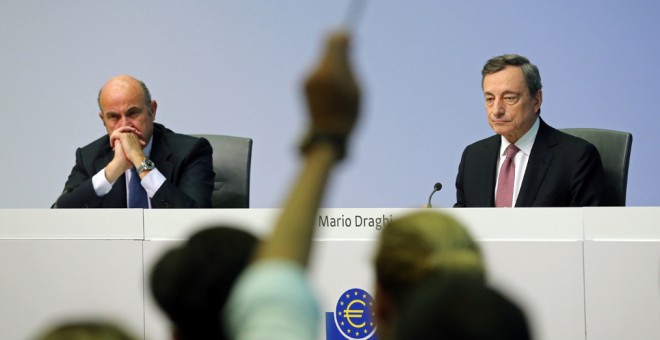 El presidente del BCE, Mario Draghi, y el vicepresidente de la entidad, Luis de Guindos, en la rueda de prensa tras la reunión del Consejo de Gobierno del banco en la que se aprobó un nuevo paquete de medidas de estímulo económico. REUTERS/Ralph Orlowski